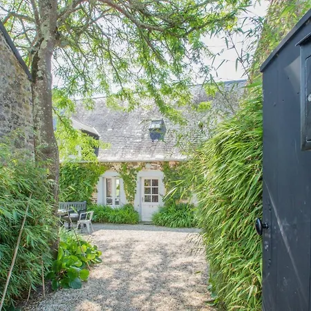 Holiday home Maison De Regneville: Seaside With Garden And Wi-fi