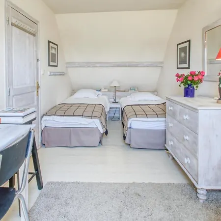 Holiday home Maison De Regneville: Seaside With Garden And Wi-fi Regneville-sur-Mer